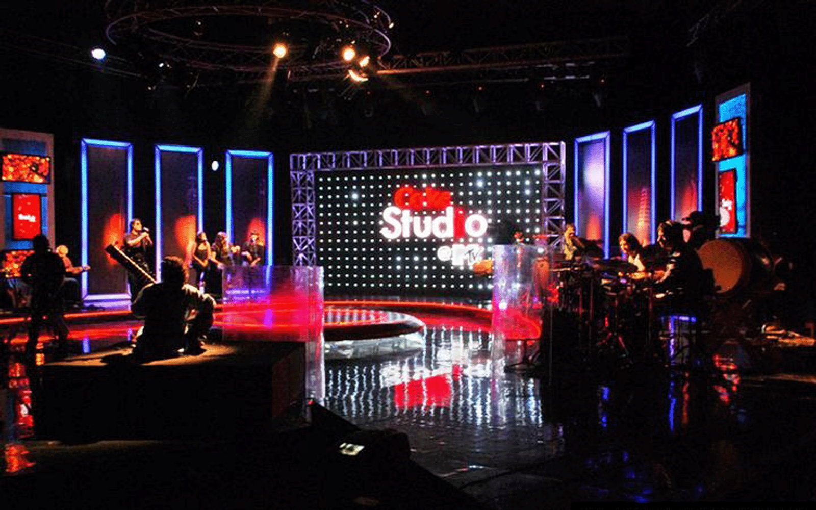 More live show. MTV Coke Studio India. MTV студия. Студия в шоу talk. Американские ТВ шоу студия.