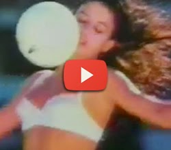 Propaganda de 1989 das Calcinhas DeMillus - mulheres jogando futebol.