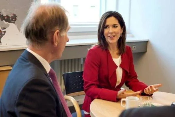 Princess Mary visited Danish Refugee Council for MindSpring and on the Danish Refugee Aid's. Zara red coat