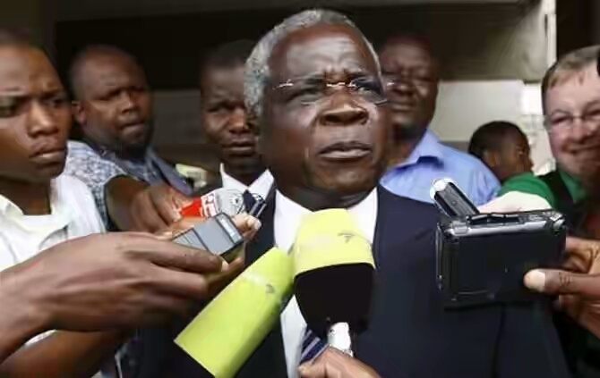 corredor de mozCM Afonso Dhlakama anucia mais 60 dias de trégua com o