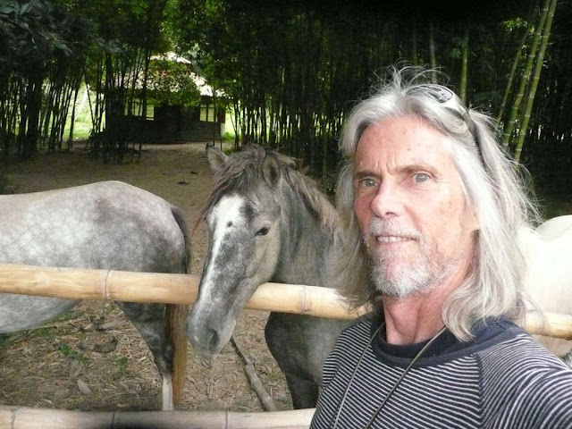エクアドルの牧場で馬とともにいるアヌブッダの写真