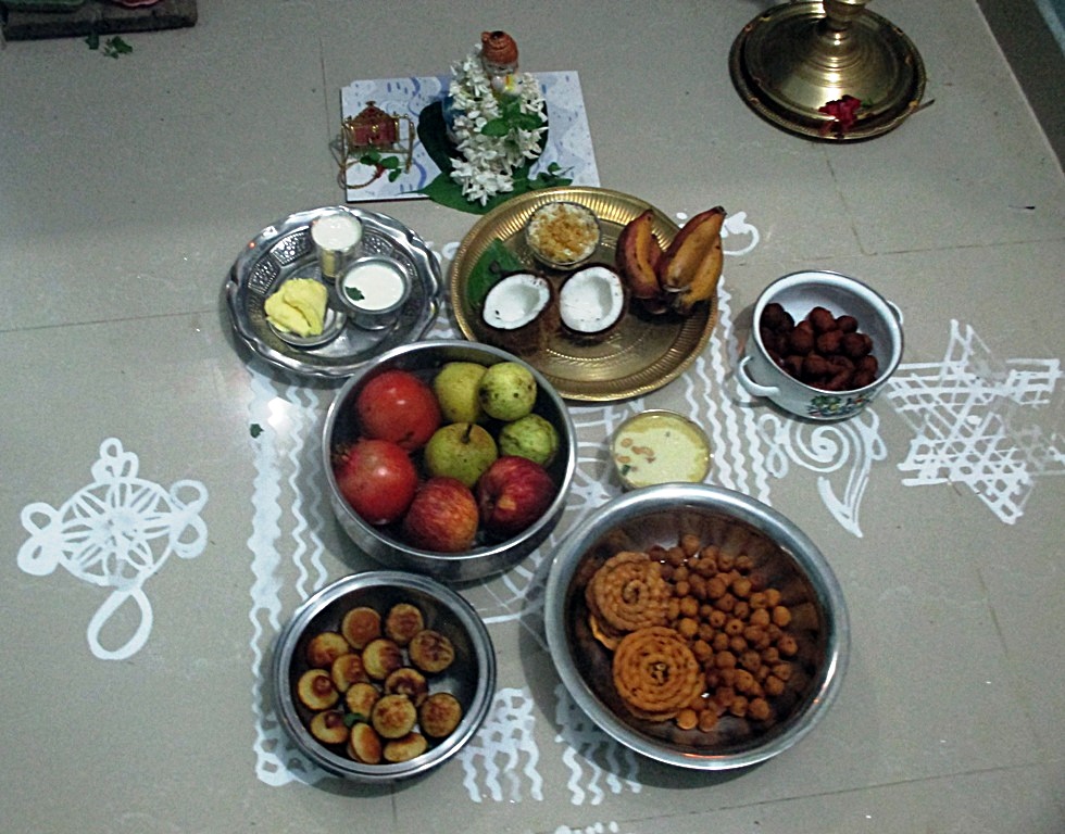 Demo kolam of wet rice flour Makkolam