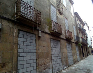 Los okupas causan graves disturbios en Santiago y el alcalde 'podemita' les respalda Podemita, Santiago, Podemos, Okupas, casas, okupación, progre,