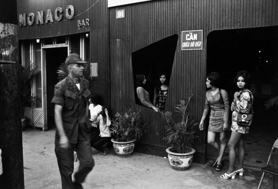 30 Amazing Black And White Photographs Of Vietnamese Bar Girls During