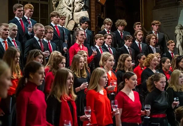 Princess Sofia attended Gålöstiftelsen's 2019 Christmas concert at Stockholm Cathedral. red skirt and red blouse, clutch