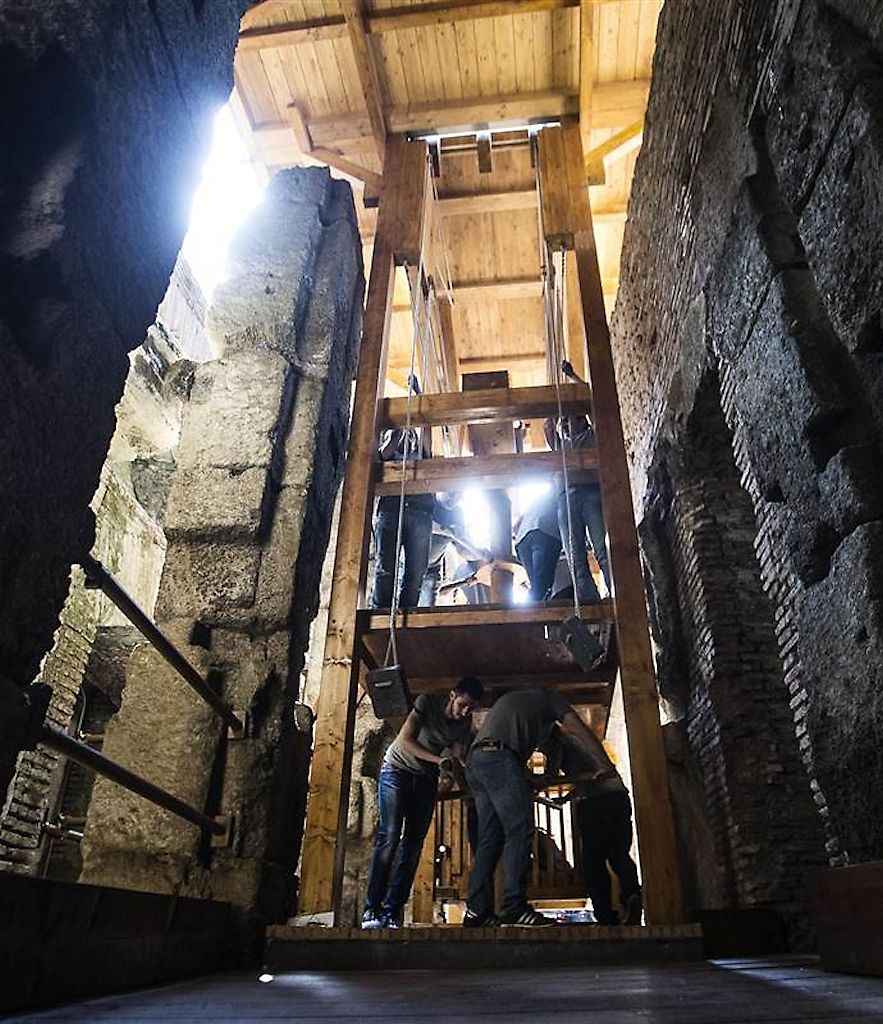 Os sinistros elevadores do Coliseu consumiam a força de oito escravos. Eis um restaurado.