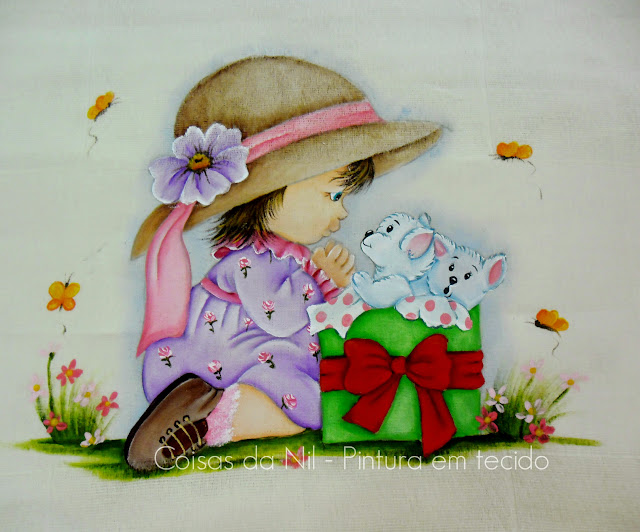 fralda de tecido com pintura de menina com cachorrinhos dentro de uma caixa de presentes