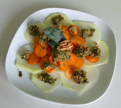 Kohlrabi-Karotten-Carpaccio mit Walnuss-Karotten-Pesto Kohlrabi-Karotten-Carpaccio mit Walnuss-Karotten-Pesto