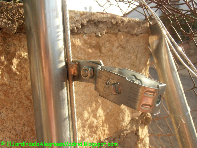 El jardín de la alegría : Cómo instalar una valla metálica en el jardín