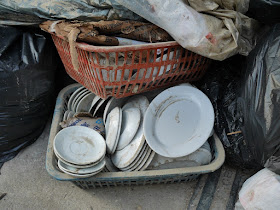 disposed plates on Rua das Estalagens