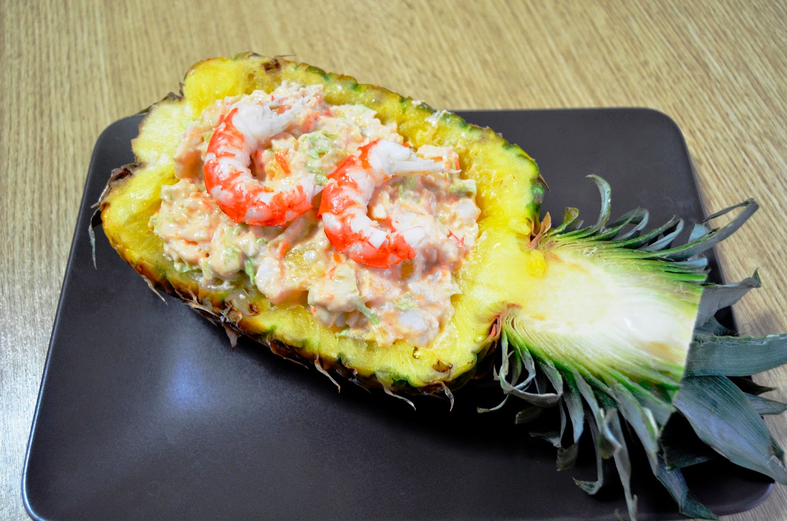 Salpicón de marisco en piña