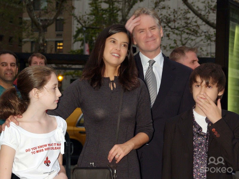 Kevin family: husband and wife: Kevin Kline and Phoebe Cates with their children: a son and a daughter