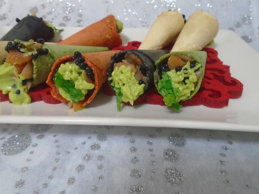 miniconos crujientes con tartar de salmón y sucedáneo de caviar