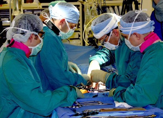 Hospitais lucram mais a partir de erros do que sucessos cirúrgicos