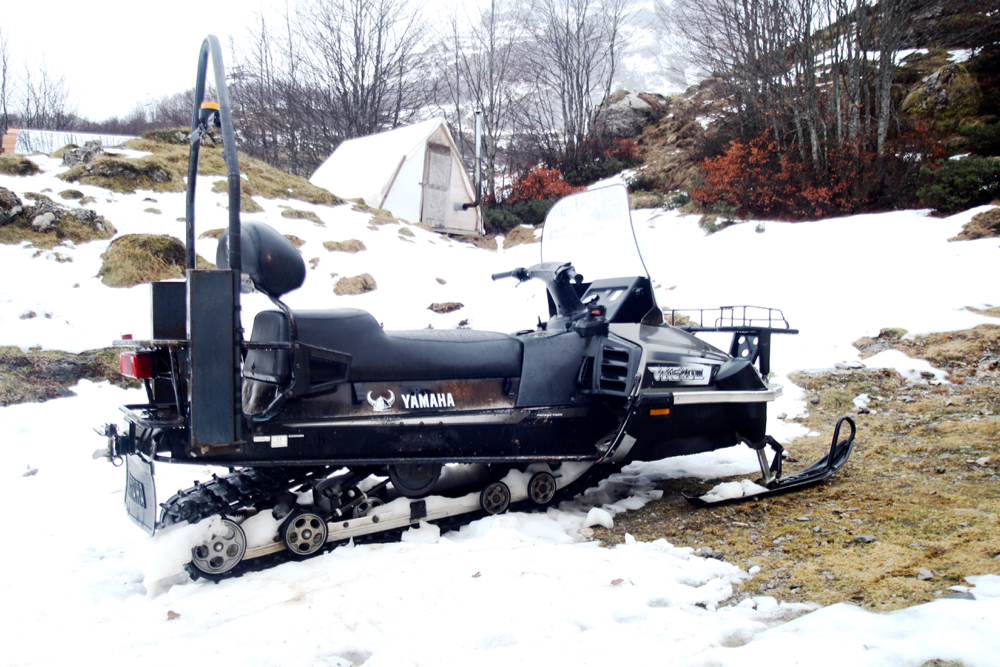 BLOG-MODE-HOMME_voayge-insolite-béarn-pyrénées-neige-sport-hiver-aventure-nordique-bain-bath-nuit-belle-étoile-snowpod-raquettes-chalet
