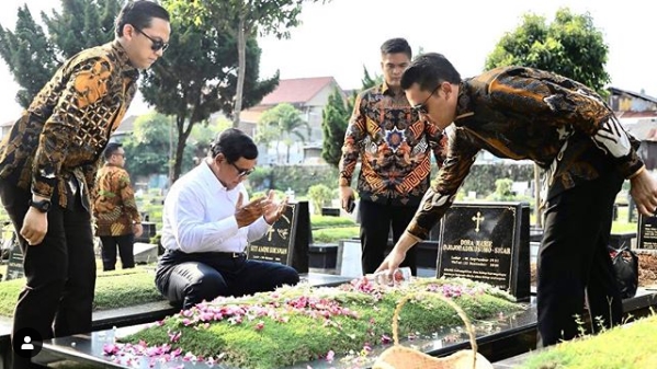 Masa Tenang, Prabowo Ziarah ke Makam Orang Tuanya Masa Tenang, Prabowo Ziarah ke Makam Orang Tuanya