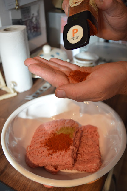Making lamb meatballs with paprika 