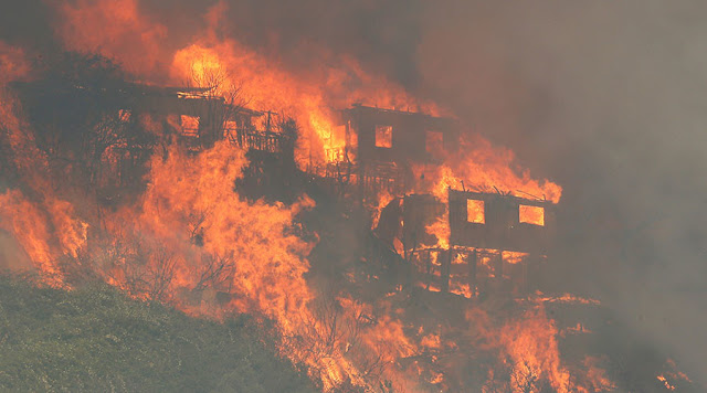 Dante's Inferno! Chile's biggest ever wild fire turns deadly as town is completelely destroyed 586b5c27c36188d54d8b4590