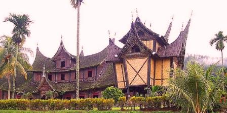15 Objek Wisata Sumatera Barat Yang Paling Terkenal Istano Basa atau Istana Pagaruyung Objek Wisata Budaya Sumatera Barat