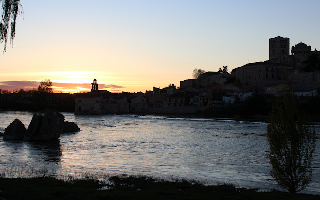 Puesta de sol en el río Duero a su paso por Zamora