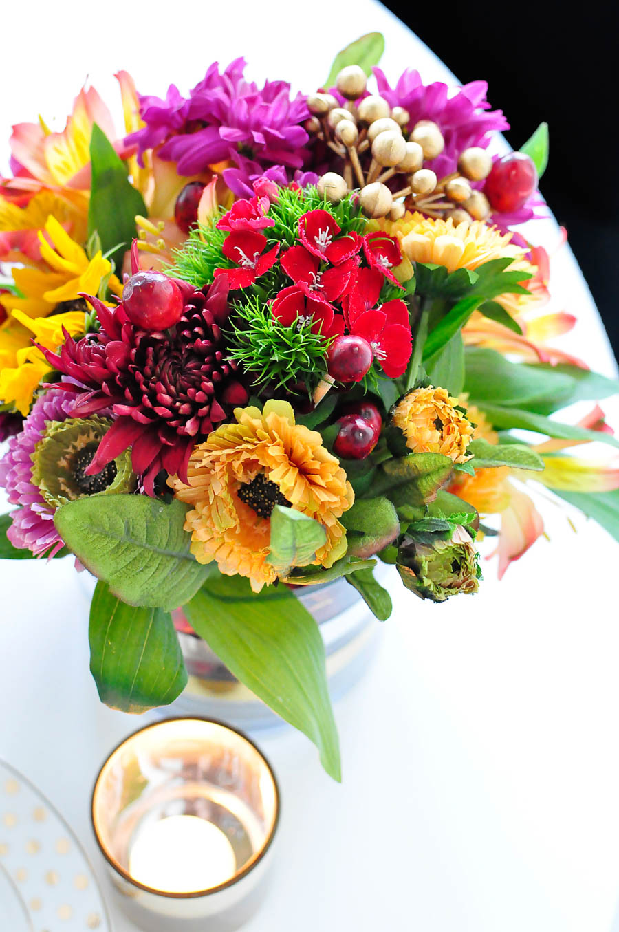 Floral centerpiece tablescape with cranberry vase for fall dining room decor. | #floraldesign #floral #falldecor #falldecorideas #monicawantsit #flowerarrangements