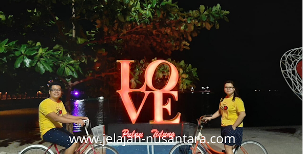 Suasana malam hari di Jembatan Cinta Pulau Tidung - One Day Tour Pulau Tidung paket wisata gabungan 2 hari 1 malam murah pulau tidung