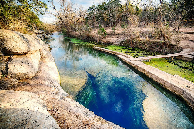 pozo de jacob y sus aguas trasparentes desde las rocas