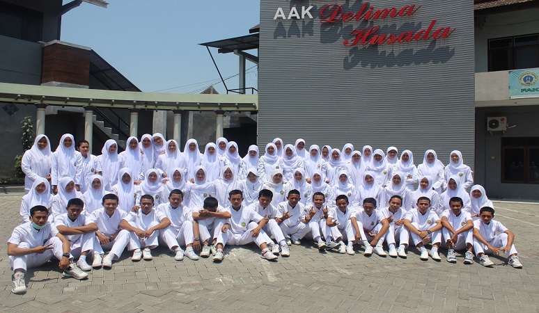 Civitas akademika Akademi Analis Kesehatan Delima Husada Gresik.