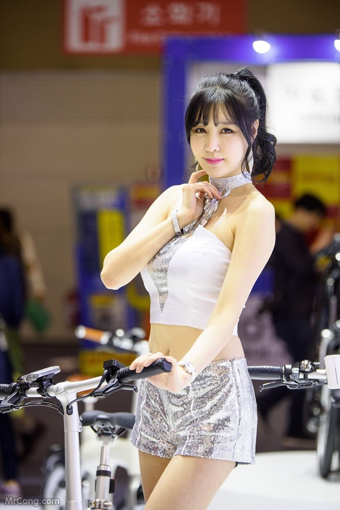 Beautiful Hong Ji Yeon at the 2017 Seoul Motor Show (146 pictures)
