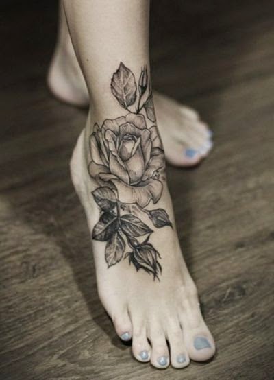 Vemos tatuajes femeninos para pies de flores