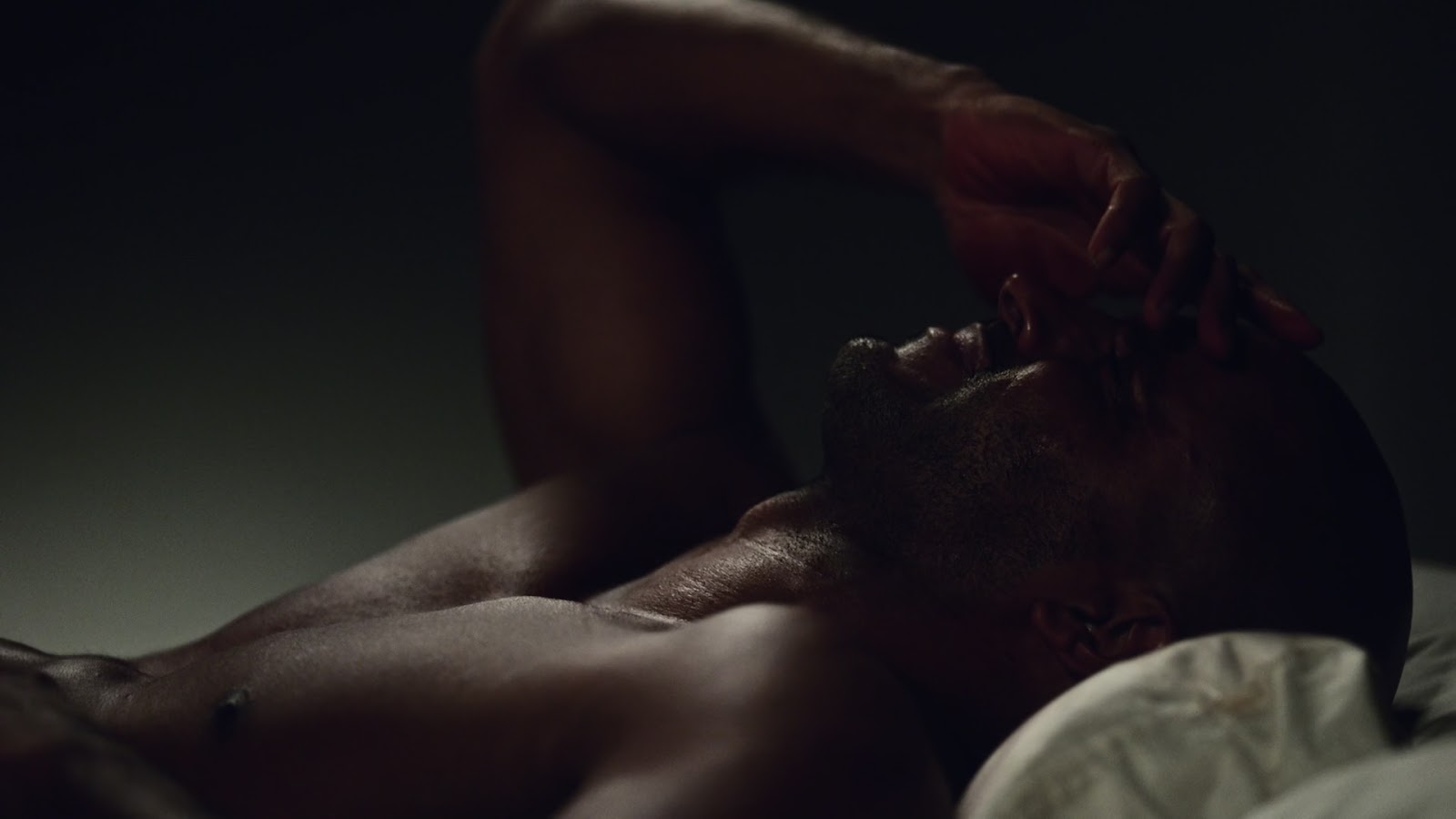 Ricky Whittle shirtless in American Gods 1-02 "The Secret of Spoons&qu...