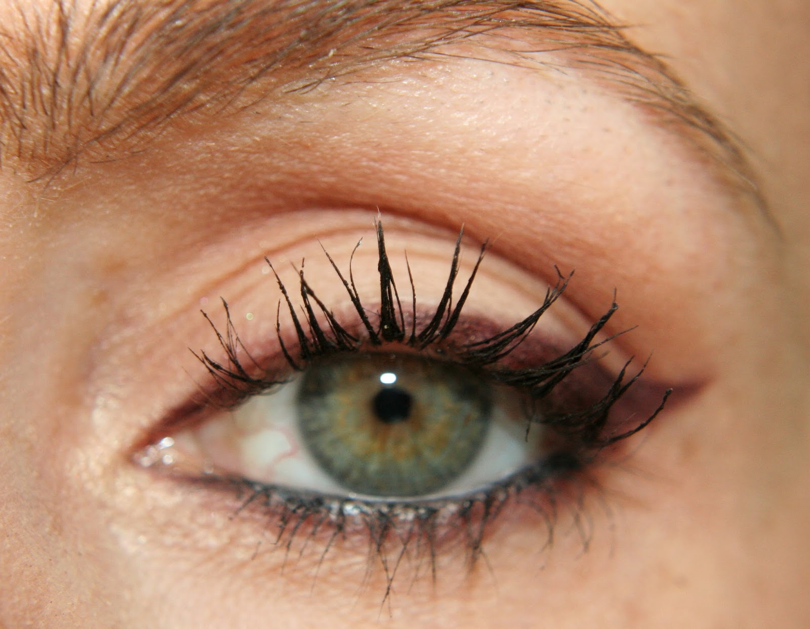 Herfstlook 2 Aubergine eyeliner + donkere lippen A Beauty To Rock