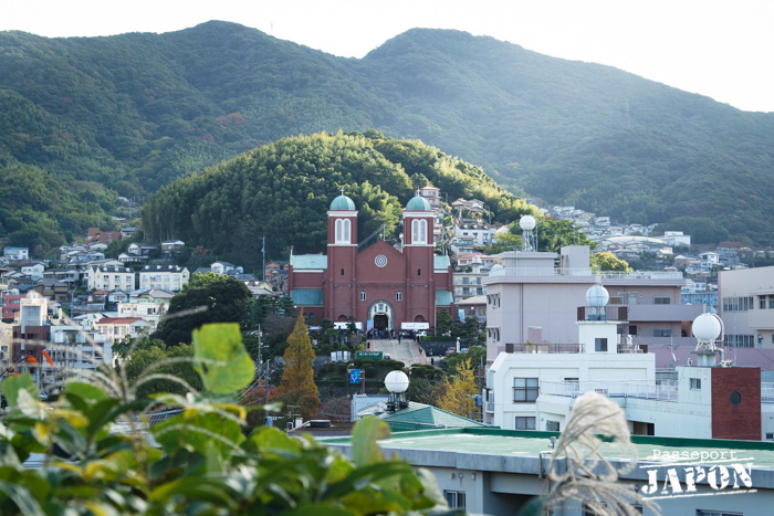 La cathédrale Sainte-Marie d'Urakami, depuis le parc de la Paix Vue sur la cathédrale Sainte-Marie d'Urakami depuis le parc de la Paix, Nagasaki