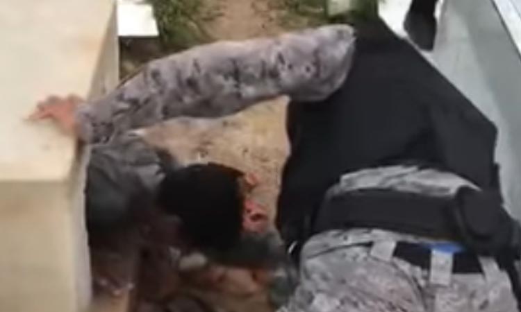 Desesperado, filho vai até cemitério, abre cova e entra no caixão do pai; vídeo