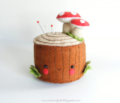 Vilt gratis patroon boomstam speldenkussen Felt Tree Stump Pincushion Tutorial