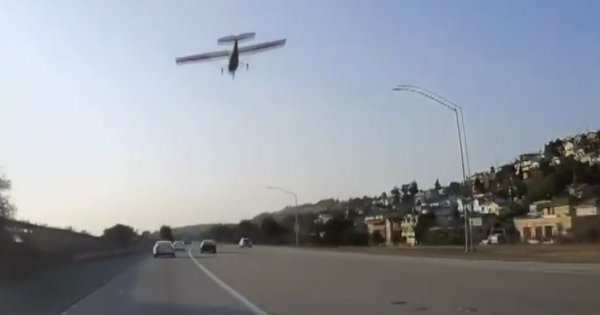 Αεροπλάνο κάνει αναγκαστική προσγείωση σε... αυτοκινητόδρομο (βίντεο) Αεροπλάνο κάνει αναγκαστική προσγείωση σε... αυτοκινητόδρομο (βίντεο)