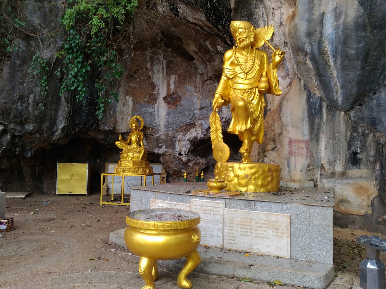 Храмы краби. Тигровый храм Краби. Храм тигра АО Нанг. Храм Будды Краби. Пещера храма тигра Таиланд.