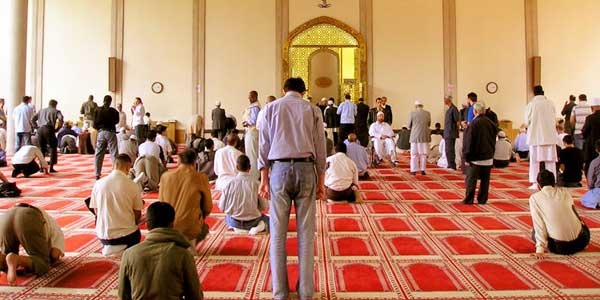 Orang yang duduk di tempat shalatnya