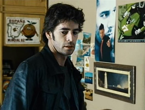 Raúl Fuentes (Eduardo Noriega) contempla la habitación de su hermano Valentín en Canciones de amor en Lolita's Club - Cine de Escritor Raúl Fuentes (Eduardo Noriega) contempla la habitación de su hermano Valentín en Canciones de amor en Lolita's Club - Cine de Escritor