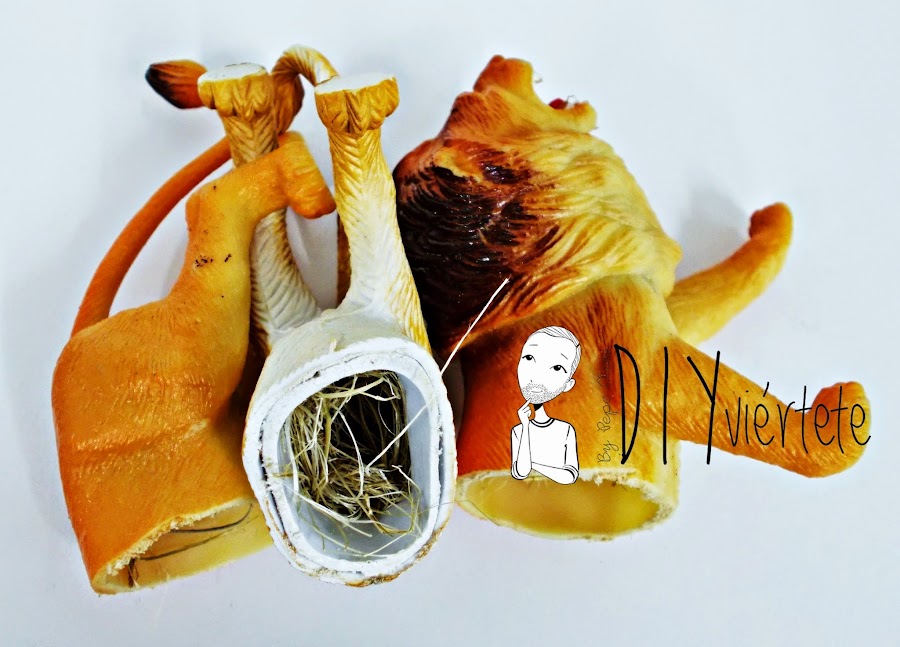 DIY-perchero-reciclaje-animales de plástico-juguetes-spray dorado-5