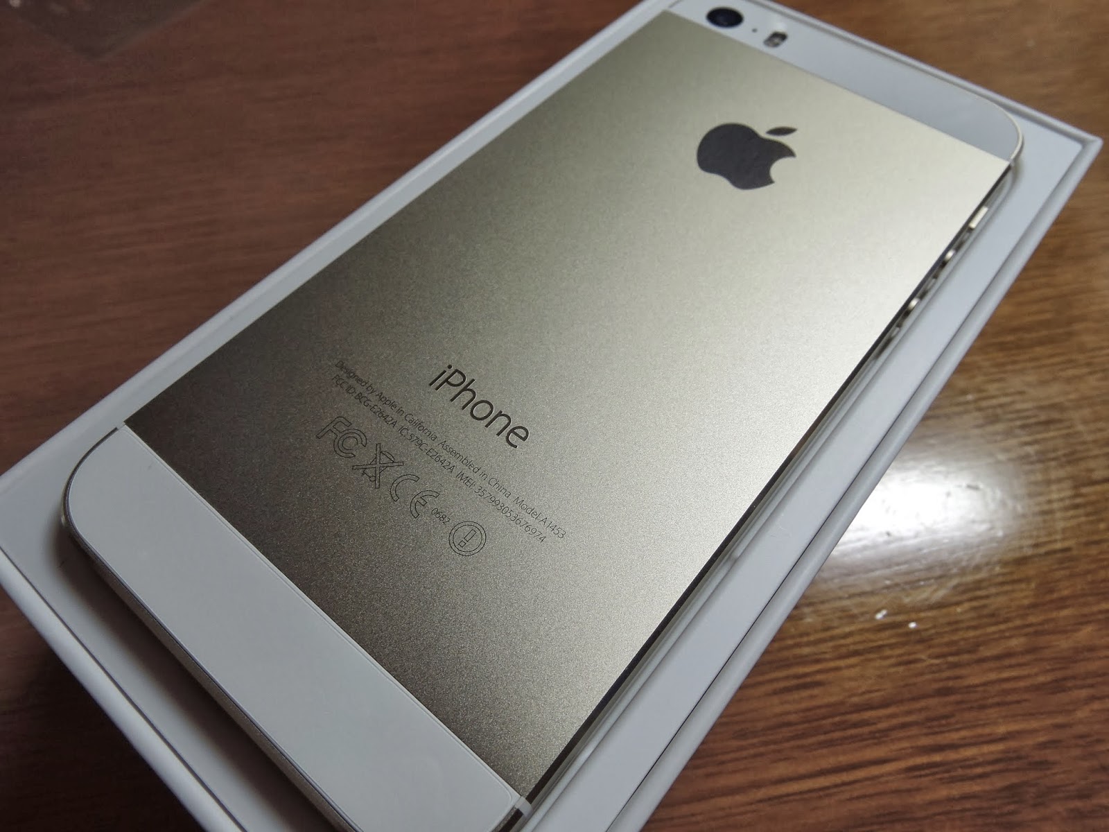 Tomo's gadget diary: NTT docomo iPhone 5s Gold 64GB入手