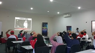 Semua pakat nyanyi sambil gayakan tangan..best kan! Aksi kumpuan dan latihan