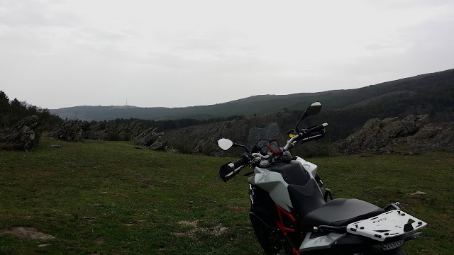 BMW F800GS. Trail Forever. Agua y verde por la Sierra Norte.