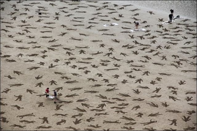 Large-Scale Beach Art Memorialises “D-Day” Soldiers (16 pics)