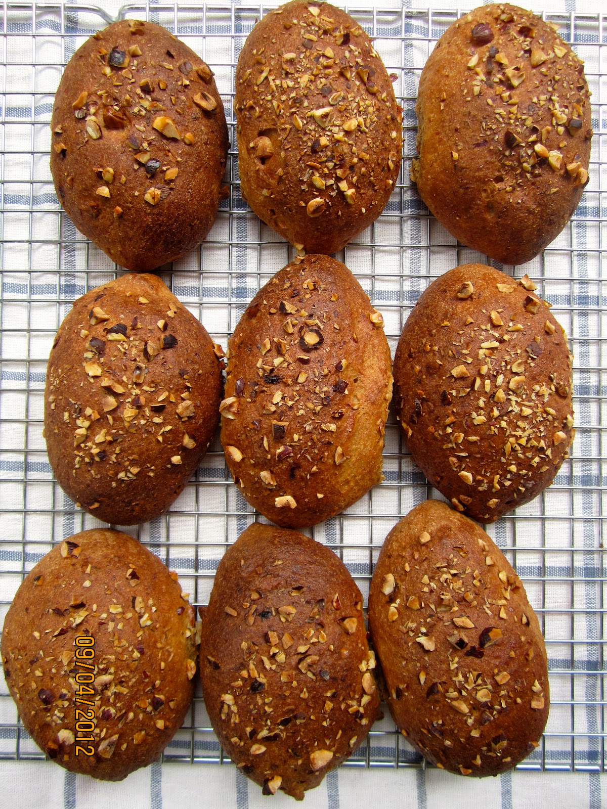 Brot &amp; Meer: MÜSLIBRÖTCHEN - VOLLWERTIG UND NUSSIG