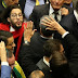 Jean Wyllys cospe em Bolsonaro durante votação na Câmara