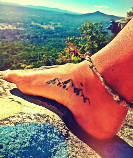 Esta pequena montanha tatuagem em seu pé pode significar a sua vontade de ir em um rocky viagem para chegar a seus objetivos.