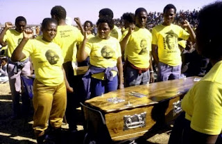 Simpatizantes de la lucha antiapartheid portando camisetas con las caras de los mártires de Duduza. Simpatizantes de la lucha antiapartheid portando camisetas con las caras de los mártires de Duduza.