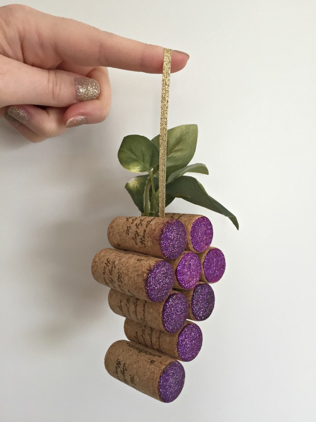 Lindsay's Sweet World: DIY Wine Cork Ornament + Holiday Home Tour Link-Up Announcement