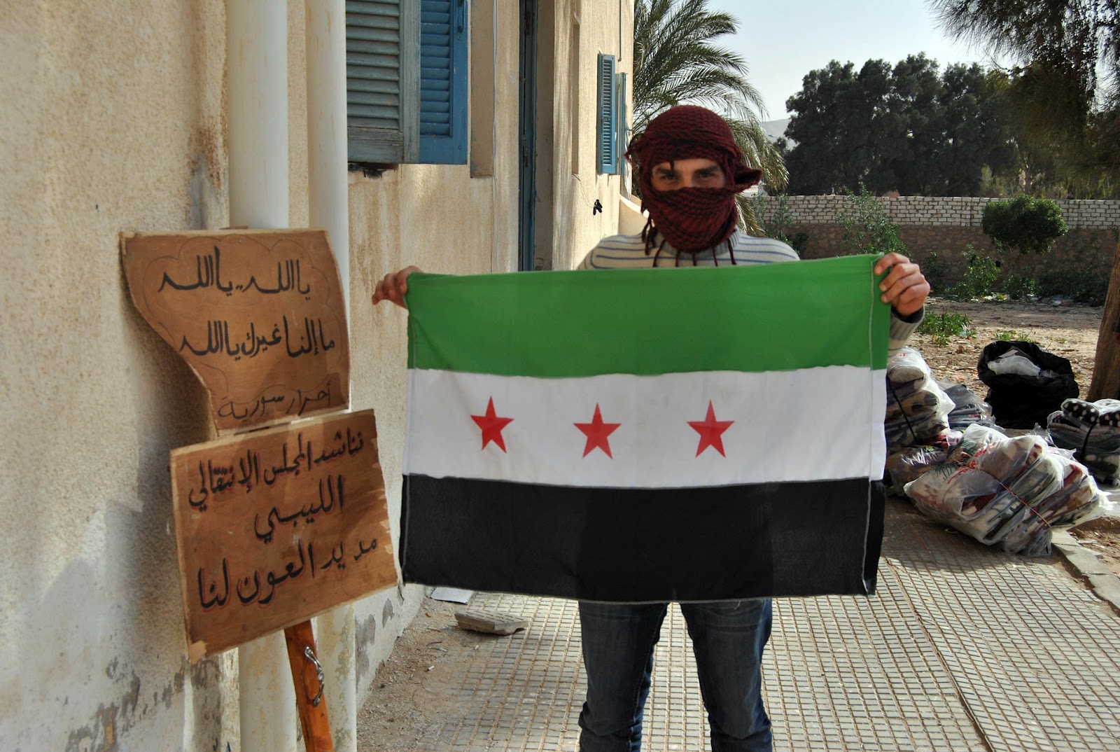 ورقة وقلم رصاص سوريون على منفذ السلوم هاربين من جحيم بشار إلى جنة ليبيا المنتظرة